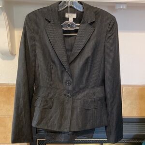 💜💜 LOFT Women’s Fitted Suit (size 6)